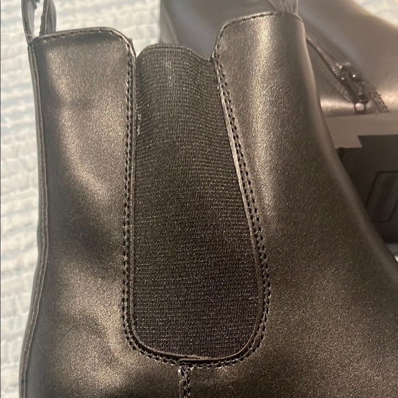 Black Chelsea Boots with Elastic Panels and Chunky Sole - Picture 5 of 5